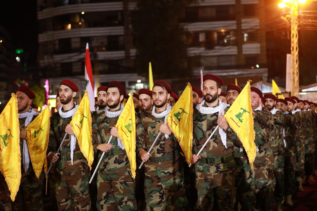 Các chiến binh thuộc đảng Shiite Hezbollah của Li Băng, mang theo cờ khi họ diễu hành ở vùng ngoại ô phía nam của thủ đô Beirut, để đánh dấu Ngày quốc tế al-Quds (Jerusalem), vào ngày 31 tháng 5 năm 2019. (Ảnh: Anwar Amro / AFP / Getty Images)