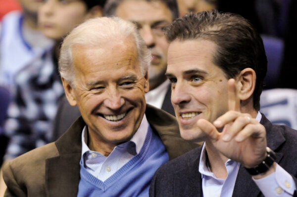Phó Tổng thống Joe Biden và con trai Hunter Biden tham dự trận đấu bóng rổ NCAA giữa Đại học Georgetown và Đại học Duke ở Washington vào ngày 30 tháng 1 năm 2010. (Ảnh Jonathan Ernst / Reuters)