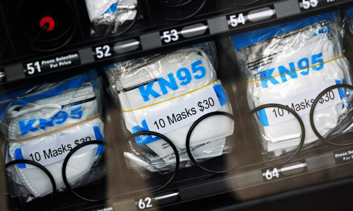 Mặt nạ KN95 được bán tại một máy bán mặt nạ tự động trong đại dịch coronavirus ở Thành phố New York vào ngày 29 tháng 5 năm 2020. (Ảnh Cindy Ord / Getty Images)