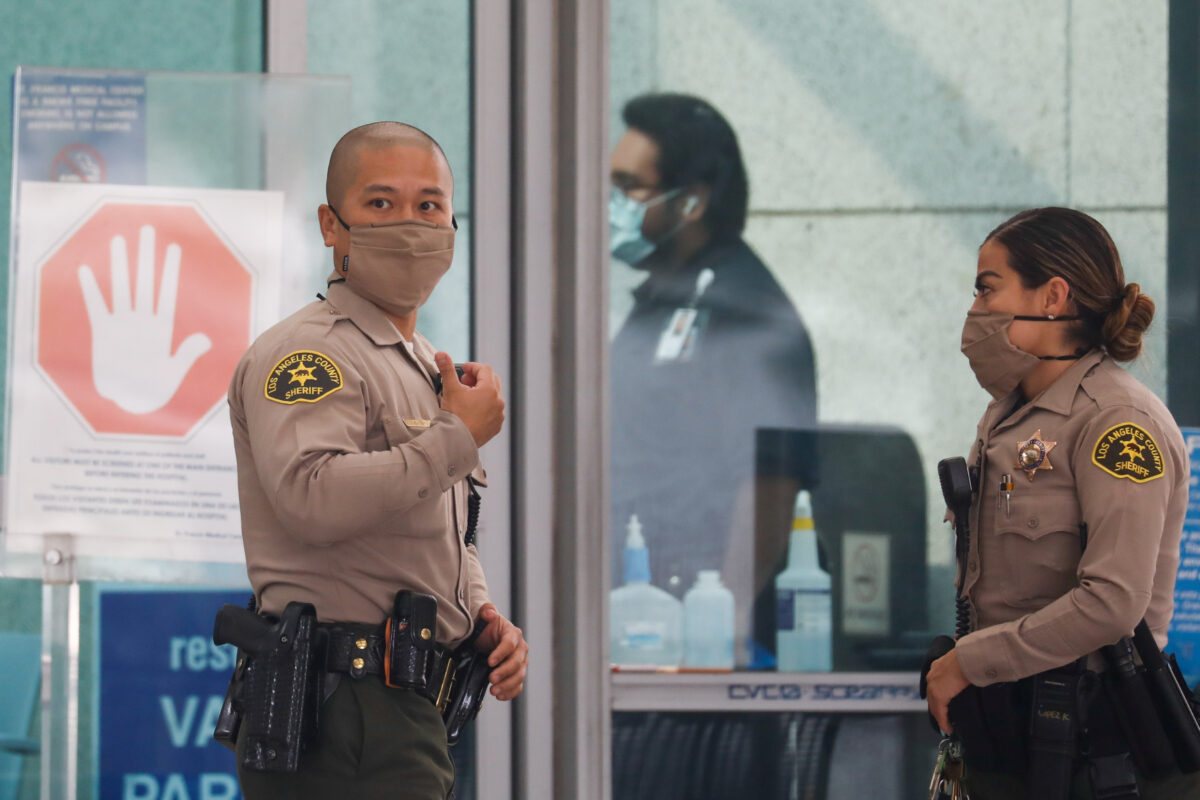 Các cấp phó thuộc Sở Cảnh sát trưởng Quận Los Angeles đứng bên ngoài bệnh viện Trung tâm Y tế St. Francis sau vụ phục kích bắn hai cấp phó cảnh sát ở Compton, Lynwood, California, ngày 13/9/2020. (Ảnh Patrick T. Fallon/ Reuters)