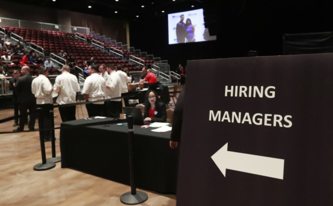 Các nhà quản lý chờ đợi những người nộp đơn xin việc tại một hội chợ việc làm ở Hollywood, Fla., vào ngày 4/6/2019. (Ảnh: Wilfredo Lee/AP Photo)
