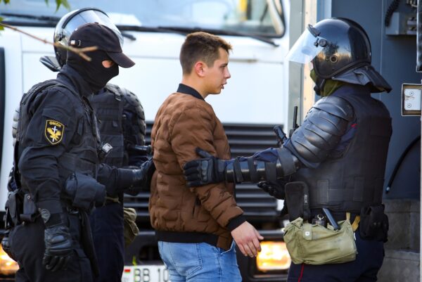Cảnh sát bắt giữ một người biểu tình trong cuộc tụ tập của phe đối lập nhằm phản đối kết quả bầu cử tổng thống chính thức ở Minsk vào ngày 19/9/2020. (Ảnh TUT.by/ AP Photo)