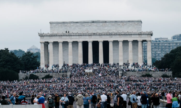 Hàng ngàn người cầu nguyện cho TT Trump: ‘Hãy làm nước Mỹ tín Thần trở lại’