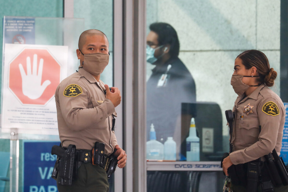 Các sỹ quan cảnh sát của Phòng Cảnh sát hạt Los Angeles (LASD) đứng bên ngoài bệnh viện St. Francis Medical Center sau vụ phục kích bắn trọng thương hai sỹ quan cảnh sát ở Compton, Lynwood, California, vào ngày 13/9/2020. (Ảnh Patrick T. Fallon / Reuters)