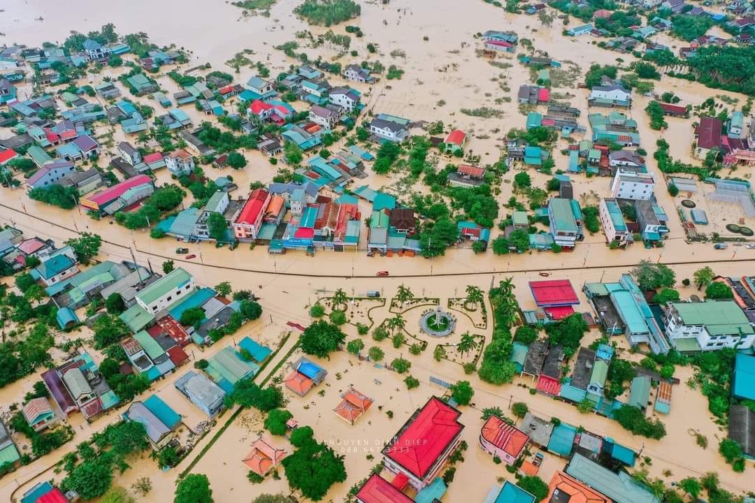 Lũ lụt ở miền Trung: Nhiều nơi vẫn ngập sâu, dân chơi vơi giữa dòng nước