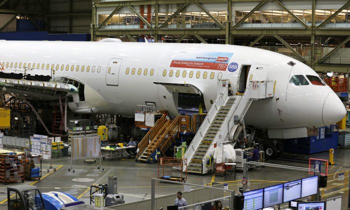 Một chiếc Boeing 787 đang được chế tạo tại cơ sở lắp ráp của Boeing Co. ở Everett, Washington, vào ngày 12/6/2017. (Ảnh AP Photo/ Ted S. Warren)