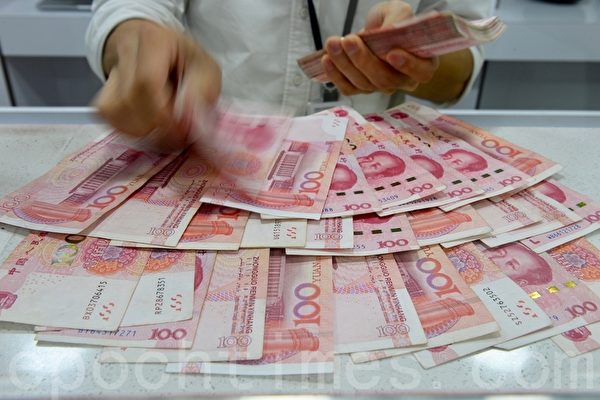Người của hệ thống Ngân hàng tỉnh Hà Bắc tiết lộ rằng trong hoạt động thực tế, chính quyền địa phương quy định 50 nghìn NDT là "số tiền lớn", và việc rút 50 nghìn NDT phải hẹn trước. (Ảnh Song Bilong / Epoch Times)