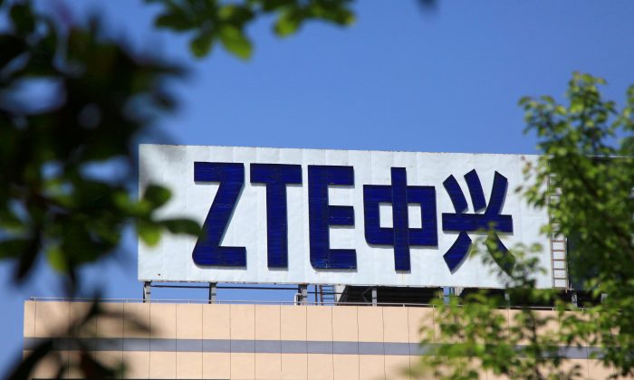 Logo của ZTE Corp của Trung Quốc được nhìn thấy trên một tòa nhà ở Nam Kinh, tỉnh Giang Tô, Trung Quốc vào ngày 19 tháng 4 năm 2018. (Ảnh Stringer / Reuters)