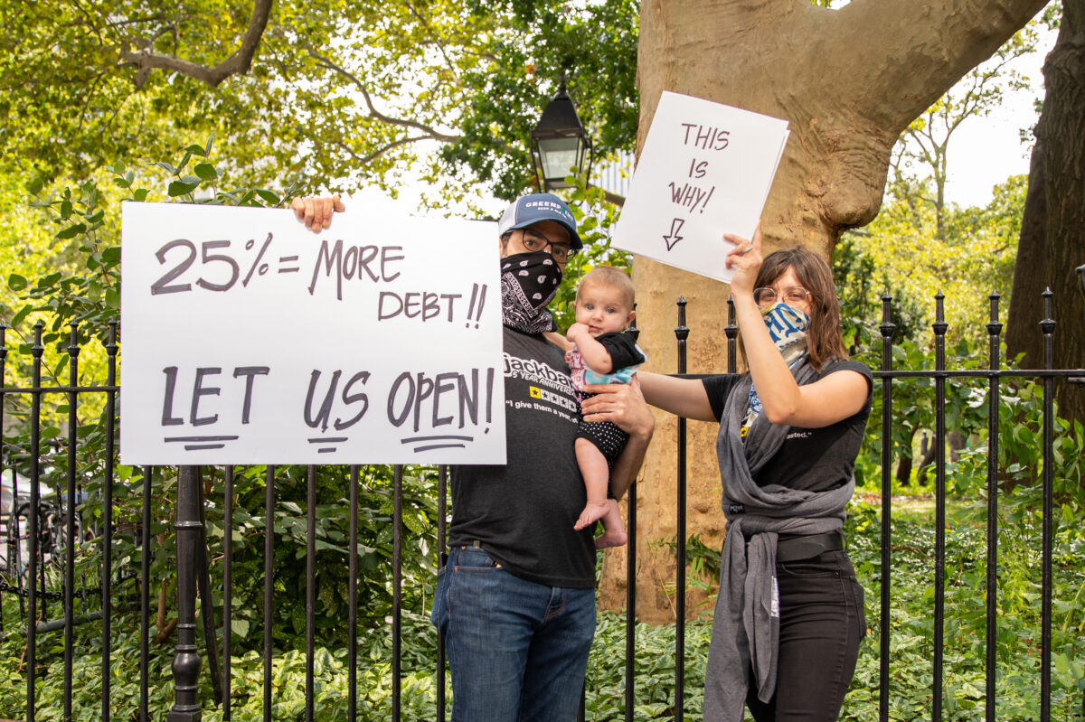 Ngày 14/9/2020 các chủ nhà hàng phản đối việc các hạn chế khi thực hiện  đóng cửa gần Tòa thị chính ở Thành phố New York. (Ảnh Chung I Ho / The Epoch Times)