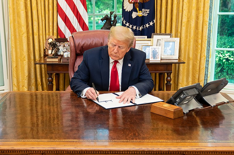 Tổng thống Donald J. Trump ký sắc lệnh hành pháp về việc xúc tiến việc cấp giấy phép vào Thứ Năm, ngày 4 tháng 6 năm 2020, tại Phòng Bầu dục của Nhà Trắng. (ảnh Wikimedia)