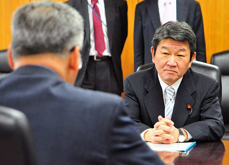 Bộ trưởng Toshimitsu Motegi nghe Trưởng đoàn IAEA Juan Carlos Lentijo mô tả kết quả đánh giá của IAEA về kế hoạch ngừng hoạt động của Fukushima Daiichi vào ngày 4 tháng 12 năm 2013. (Ảnh Greg Webb / IAEA / Wikimedia)