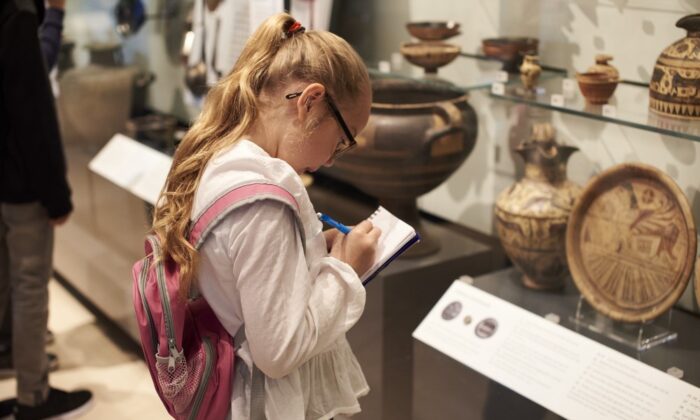Tìm hiểu về lịch sử và các nội dung văn hóa khác giúp trẻ có quan điểm khách quan về thời đại và xã hội các em đang sống. (Ảnh Monkey Business Images / Shutterstock)