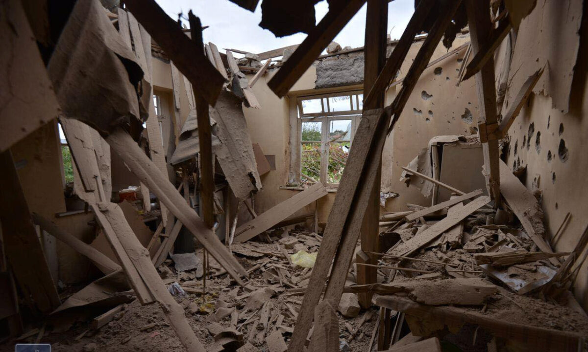 Quang cảnh bên trong của một ngôi nhà mà người dân địa phương cho biết đã bị hư hại trong một cuộc pháo kích mới đây của lực lượng Azeri, tại thị trấn Martuni thuộc vùng ly khai Nagorno-Karabakh, vào hôm 28/9/2020. (Ảnh Foreign Ministry of Armenia/Handout qua Reuters)
