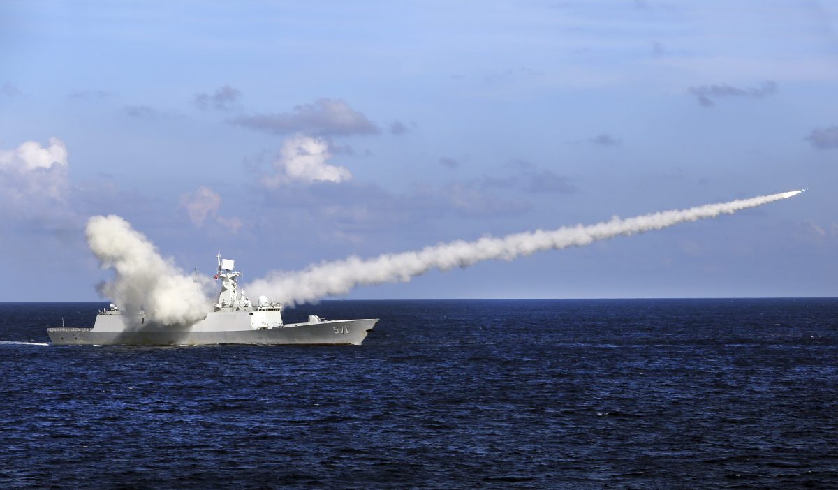 Chiến hạm tên lửa (missile frigate) Yuncheng của Trung Quốc phóng một tên lửa chống hạm trong cuộc tập trận quân sự ở vùng biển gần đảo Hải Nam và quần đảo Hoàng Sa của Trung Quốc vào ngày 8/7/2016. (Ảnh Zha Chunming / Xinhua / AP)