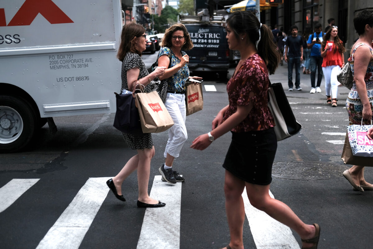 Người đi bộ dọc theo một con phố mua sắm ở hạ Manhattan, thành phố New York, ngày 5/7/2019. (Ảnh Spencer Platt/ Getty Images)
