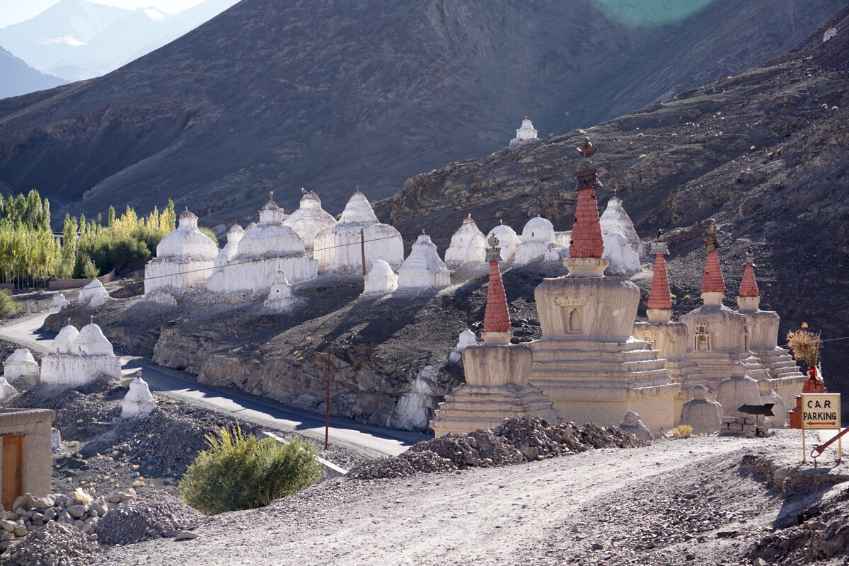 Bảo tháp bên ngoài Cung điện Stok, nơi ở hiện tại của hậu duệ Vương triều Namgyal của Ladakh ở làng Stok, Leh, Ấn Độ, ngày 5/10/2020. (Ảnh Venus Upadhayaya/The Epoch Times)