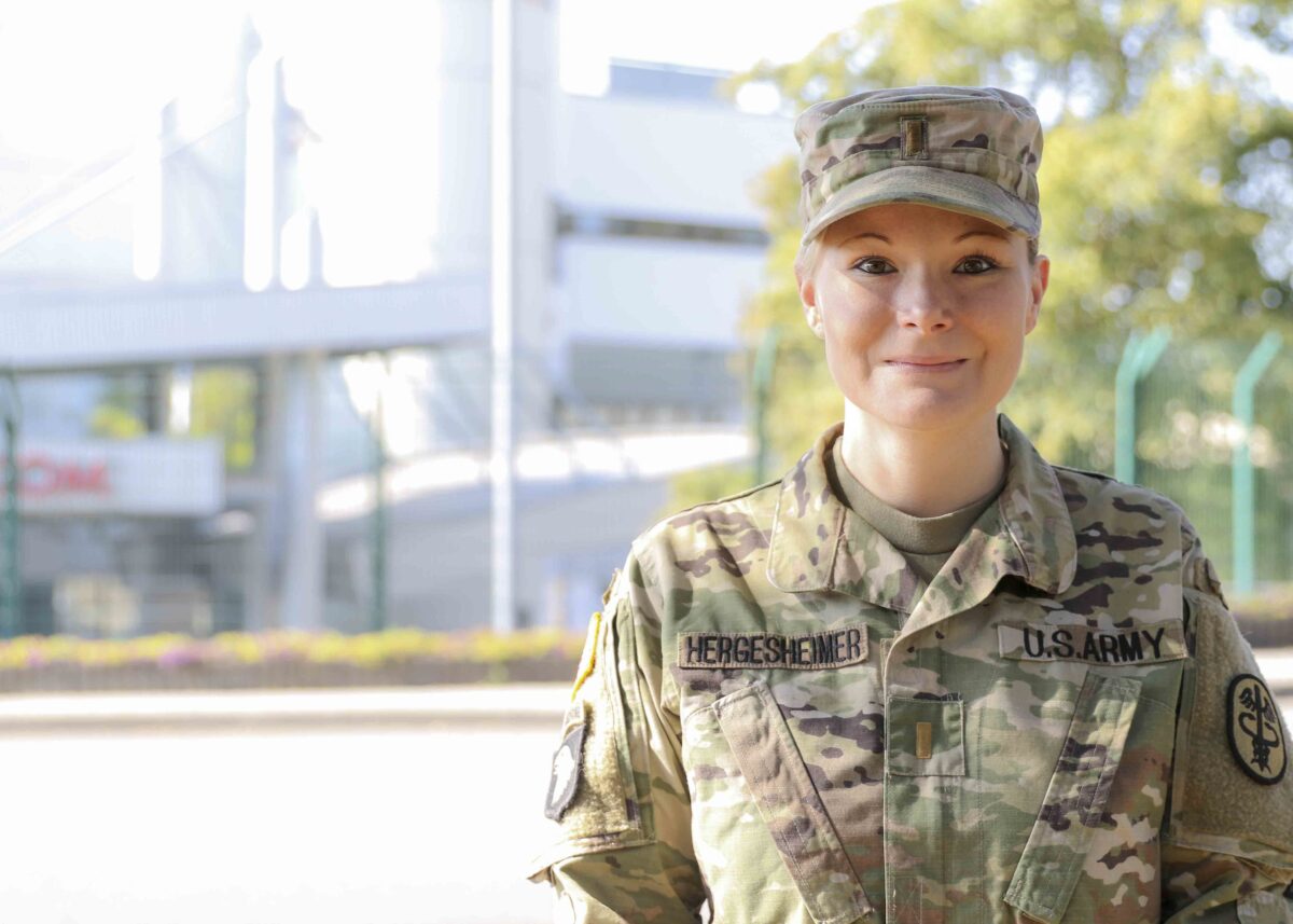 Trung Úy Stephanie Hergesheimer, 30 tuổi, đến từ Vernon, Connecticut, một y tá, nhân viên y tế phẫu thuật trong Quân đội Hoa Kỳ. (Ảnh Marcy Sanchez / Dvidshub)