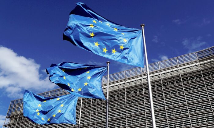 Cờ Liên minh châu Âu bay bên ngoài trụ sở Ủy ban châu Âu vào ngày 21 tháng 8 năm 2020. (Ảnh Yves Herman / Reuters)
