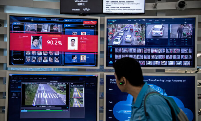 Một hiển thị nhận dạng khuôn mặt và trí tuệ nhân tạo trên các màn hình máy tính tại khuôn viên Bantian của Huawei ở Thâm Quyến, Trung Quốc, vào ngày 26/4/2019. (Ảnh Kevin Frayer/ Getty Images)