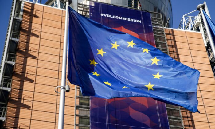 Một lá cờ của Liên minh châu Âu bay trước trụ sở Ủy ban châu Âu ở Brussels vào ngày 3 tháng 12 năm 2019. (Ảnh Aris Oikonomou / AFP qua Getty Images)