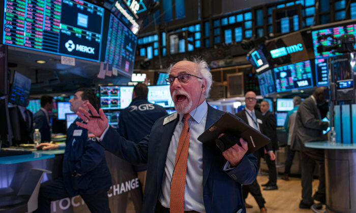 Thị trường chứng khoán tăng cao khi TT Trump trở lại Nhà Trắng
