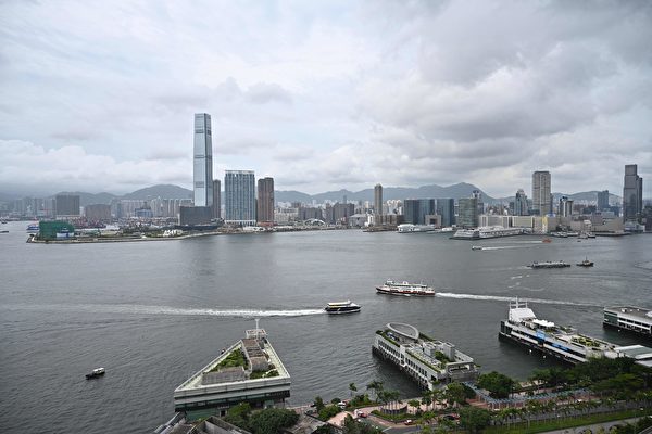 Số lượng nhân viên Đại lục trong các ngân hàng đầu tư Hồng Kông đã tăng lên một cách mạnh mẽ, từ 15% ở 20 năm trước nay đã tăng lên 60%. Hình ảnh cảng Victoria ở Hồng Kông vào ngày 09/07/2020 (Ảnh Anthony Wallace/ AFP qua Getty Images)