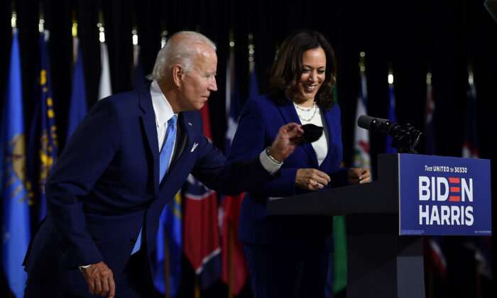 Ứng cử viên tổng thống của Đảng Dân Chủ và cựu Phó Tổng thống Joe Biden lấy khẩu trang của mình sau khi giới thiệu người đồng hành Thượng nghị sĩ Kamala Harris trong cuộc họp báo đầu tiên của họ ở Wilmington, Del., vào ngày 12 tháng 8 năm 2020. (Ảnh Olivier Douliery / AFP qua Getty Images)
