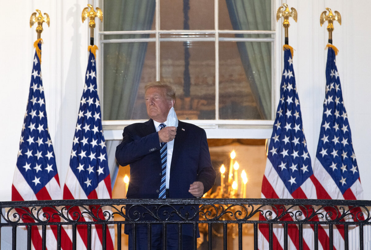 Tổng thống Donald Trump bỏ khẩu trang khi trở về Tòa Bạch Ốc từ Trung tâm Quân y Quốc gia Walter Reed ở Washington hôm 5/10/2020. (Ảnh Win McNamee/ Getty Images)