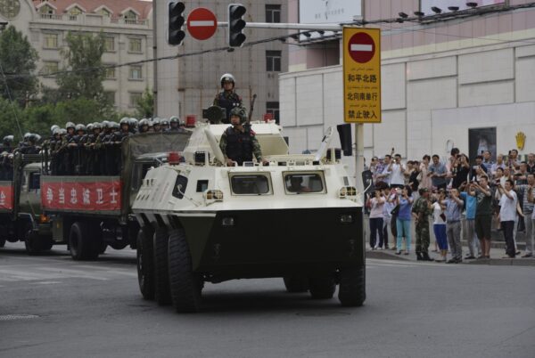 Cảnh sát bán quân sự Trung Quốc trên xe tải và xe bọc thép trong một buổi lễ 'biểu dương lực lượng' ở Urumqi, tỉnh Tân Cương, phía tây bắc Trung Quốc vào ngày 29/6/2013. (Ảnh: MARK RALSTON/AFP qua Getty Images)