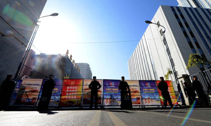 Cảnh sát Trung Quốc phong tỏa con đường dẫn đến tòa án Nhân dân Trung cấp Urumqi ở Urumqi, vùng Tân Cương phía tây Trung Quốc vào ngày 17 tháng 9 năm 2014. (Ảnh GOH CHAI HIN / AFP qua Getty Images)