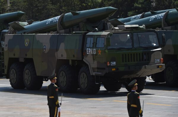 Các xe quân sự mang tên lửa đạn đạo DF-15B thay thế cho DF-11 tham gia một cuộc diễu hành quân sự tại Quảng trường Thiên An Môn ở Bắc Kinh vào ngày 3/9/2015. (Ảnh GREG BAKER/AFP qua Getty Images)