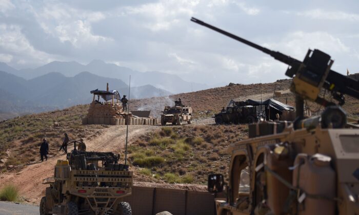 Quân đội Hoa Kỳ và lực lượng biệt kích Afghanistan tại một trạm kiểm soát ở tỉnh Nangarhar, Afghanistan, vào ngày 7 tháng 7 năm 2018. (Ảnh Wakil Kohsar / AFP qua Getty Images)