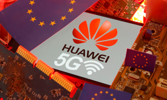 Trên một bo mạch chủ PC có hình ảnh cờ EU và một điện thoại thông minh với logo mạng 5G Huawei. Ảnh này được chụp vào ngày 29 tháng 1 năm 2020. (Ảnh Dado Ruvic / Reuters)