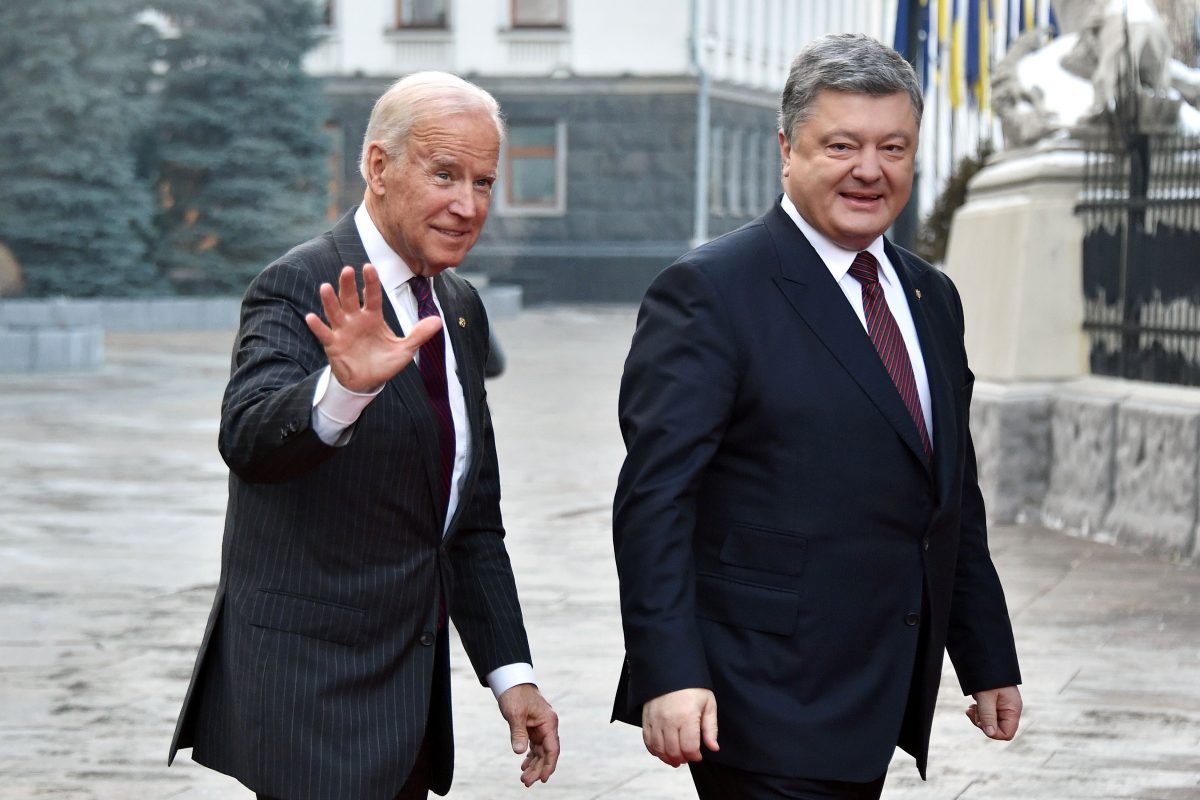 Phó Tổng thống Joe Biden đến dự cuộc gặp với Tổng thống Ukraine Petro Poroshenko Kyiv vào ngày 16/1/2017. (Ảnh Genya Savilov / AFP/Getty Images)