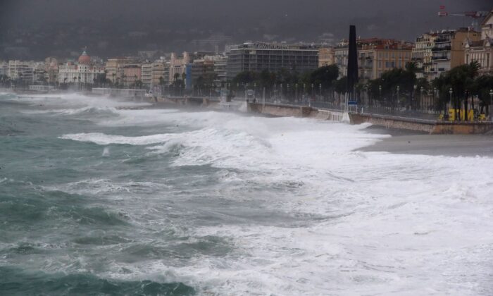 Sóng vỗ vào bờ khi cơn bão Alex đến bờ biển của Pháp gần Promenade des Anglais ở Nice, vào ngày 2 tháng 10 năm 2020. (Ảnh Valery Hache / AFP qua Getty Images)