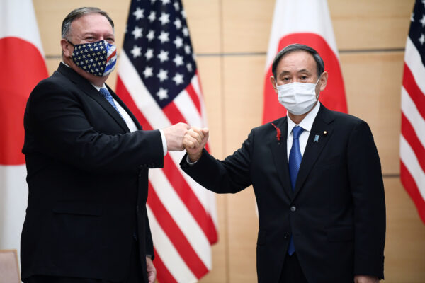 Thủ tướng Nhật Bản Yoshihide Suga (phải) và Ngoại trưởng Mỹ Mike Pompeo (trái) nắm tay nhau khi họ gặp nhau tại văn phòng thủ tướng ở Tokyo vào ngày 6/10/2020. (Ảnh Charly Triballeau / POOL / AFP / Getty Images)