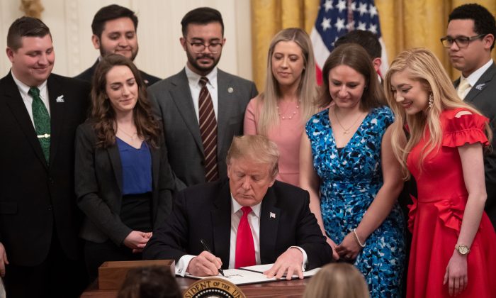 Tổng thống Donald Trump ký sắc lệnh hành pháp để bảo vệ quyền tự do ngôn luận trong khuôn viên trường đại học tại một buổi lễ ở Phòng Đông của Nhà Trắng, Washington, vào ngày 21 tháng 3 năm 2019. (Ảnh Saul Loeb / AFP / Getty Images)