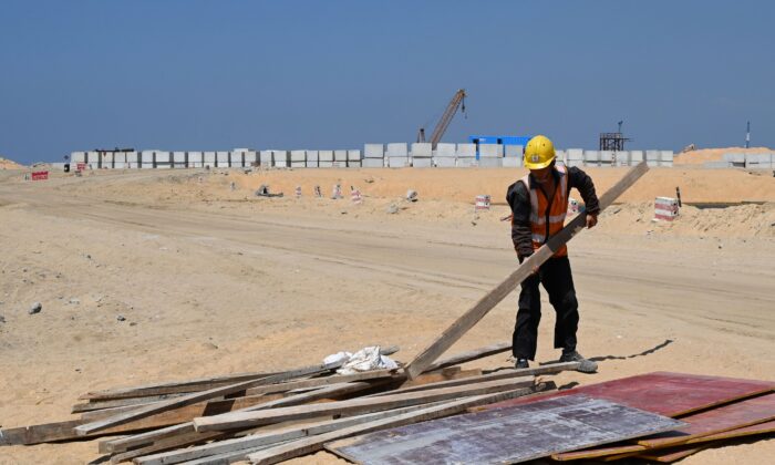 Một lao động Trung Quốc làm việc tại công trường xây dựng trên đất khai hoang, một phần của dự án do Trung Quốc tài trợ cho Port City, ở Colombo, Sri Lanka vào ngày 24/2/2020. (Ảnh Ishara S.Kodikara/AFP qua Getty Images)
