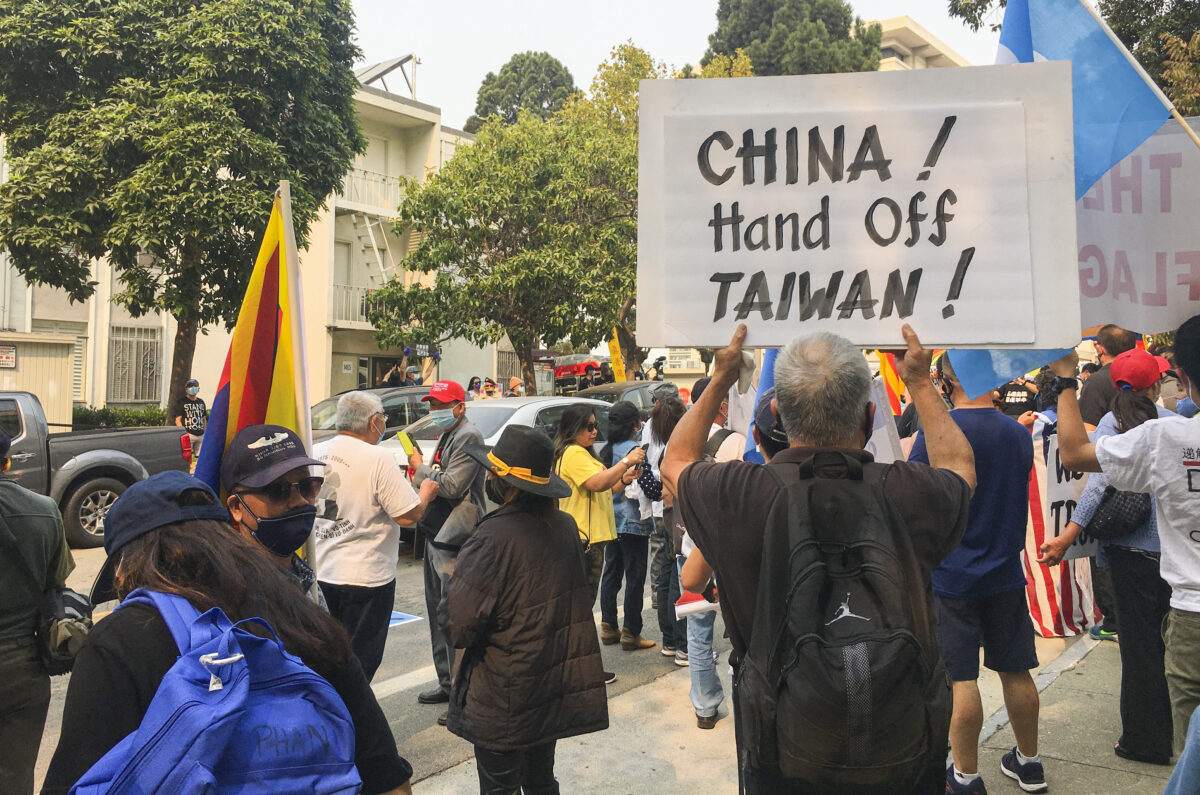 Các phương tiện bấm còi khi đi ngang qua những người biểu tình trước Lãnh sự quán Trung Quốc ở San Francisco vào ngày 1/10/2020. (Ảnh Ilene Eng/The Epoch Times)