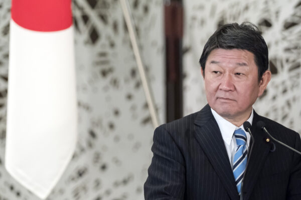 Bộ trưởng Ngoại giao Nhật Bản Toshimitsu Motegi có mặt trong cuộc họp báo chung với Ngoại trưởng Vương quốc Anh Dominic Raab (không ảnh) sau Đối thoại Chiến lược giữa các Bộ trưởng Ngoại giao Nhật-Anh lần thứ tám tại Nhà khách Iikura ở Tokyo, Nhật Bản, vào ngày 8 tháng 2 năm 2020. ( Ảnh Tomohiro Ohsumi / Getty)
