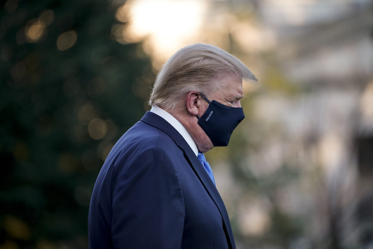 Tổng thống Donald Trump rời Nhà Trắng đến Trung tâm Y tế Quân sự Quốc gia Walter Reed ở Bãi cỏ phía Nam của Nhà Trắng ở Washington, vào ngày 2 tháng 10 năm 2020 (Ảnh Drew Angerer / Getty)