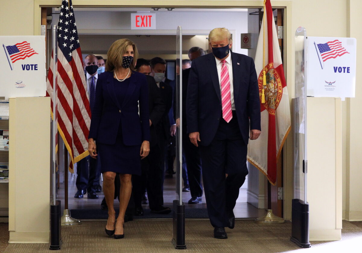TT Donald Trump rời đi sau khi bỏ phiếu cho cuộc bầu cử tổng thống tại Thư viện Quận Palm Beach ở West Palm Beach, Fla., hôm 24/010/2020. (Tom Brenner/Reuters)
