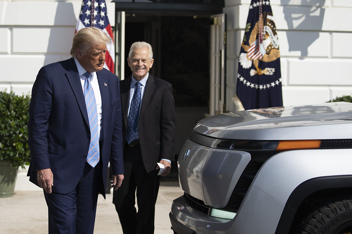 TT Donald Trump và cố vấn thương mại Tòa Bạch Ốc Peter Navarro kiểm tra chiếc xe bán tải chạy bằng điện Endurance mới trên bãi cỏ phía nam của Nhà Trắng vào ngày 28/9/2020 (Ảnh Tasos Katopodis/ Getty Images)