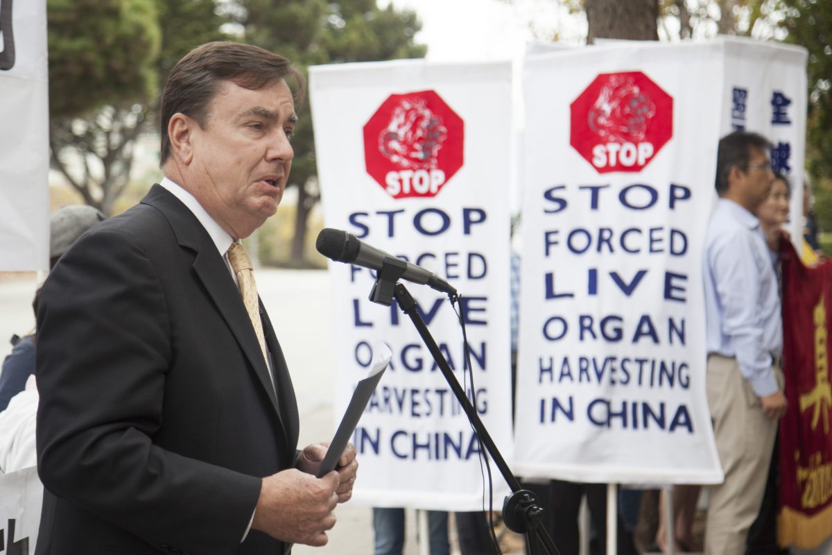 Thượng nghị sĩ bang Anderson phát biểu trước lãnh sự quán Trung Quốc ở San Francisco trong một cuộc biểu tình phản đối sự can thiệp của chế độ Trung Quốc vào cơ quan lập pháp của California, vào ngày 8/9/2017. (Ảnh Lear Zhou / Epoch Times)