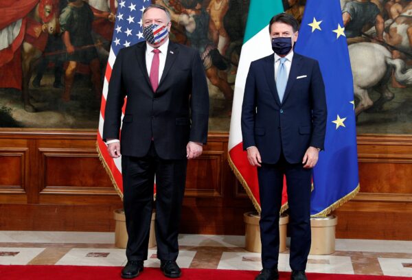 Ngoại trưởng Hoa Kỳ Mike Pompeo gặp Thủ tướng Ý Giuseppe Conte tại Rome, Ý, vào ngày 30 tháng 9 năm 2020. (Ảnh Guglielmo Mangiapane / Pool / Reuters)