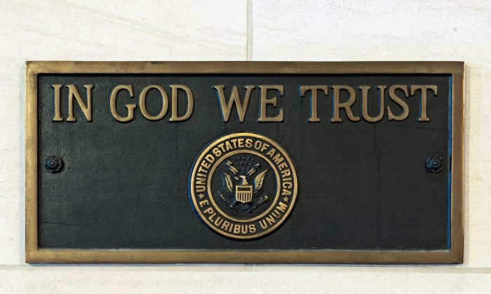 Một tấm bảng bằng đồng có biểu tượng "In God We Trust" (Ảnh USCapitol / Wiki Commons)