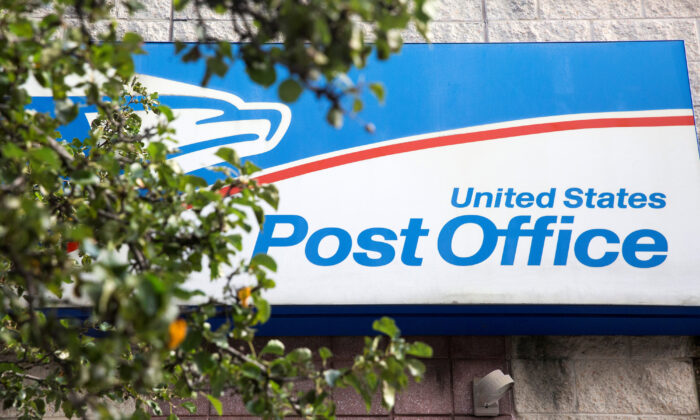 Một bưu cục thuộc Bưu điện Hoa Kỳ (USPS) ở Philadelphia, Penn., ngày 14 tháng 8 năm 2020. (Ảnh Rachel Wisniewski / Reuters)