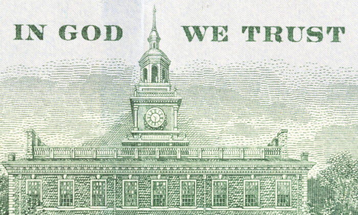 Mặt sau của tờ tiền 100 đô la có ghi khẩu hiệu quốc gia "In God We Trust". (Ảnh Shutterstock)