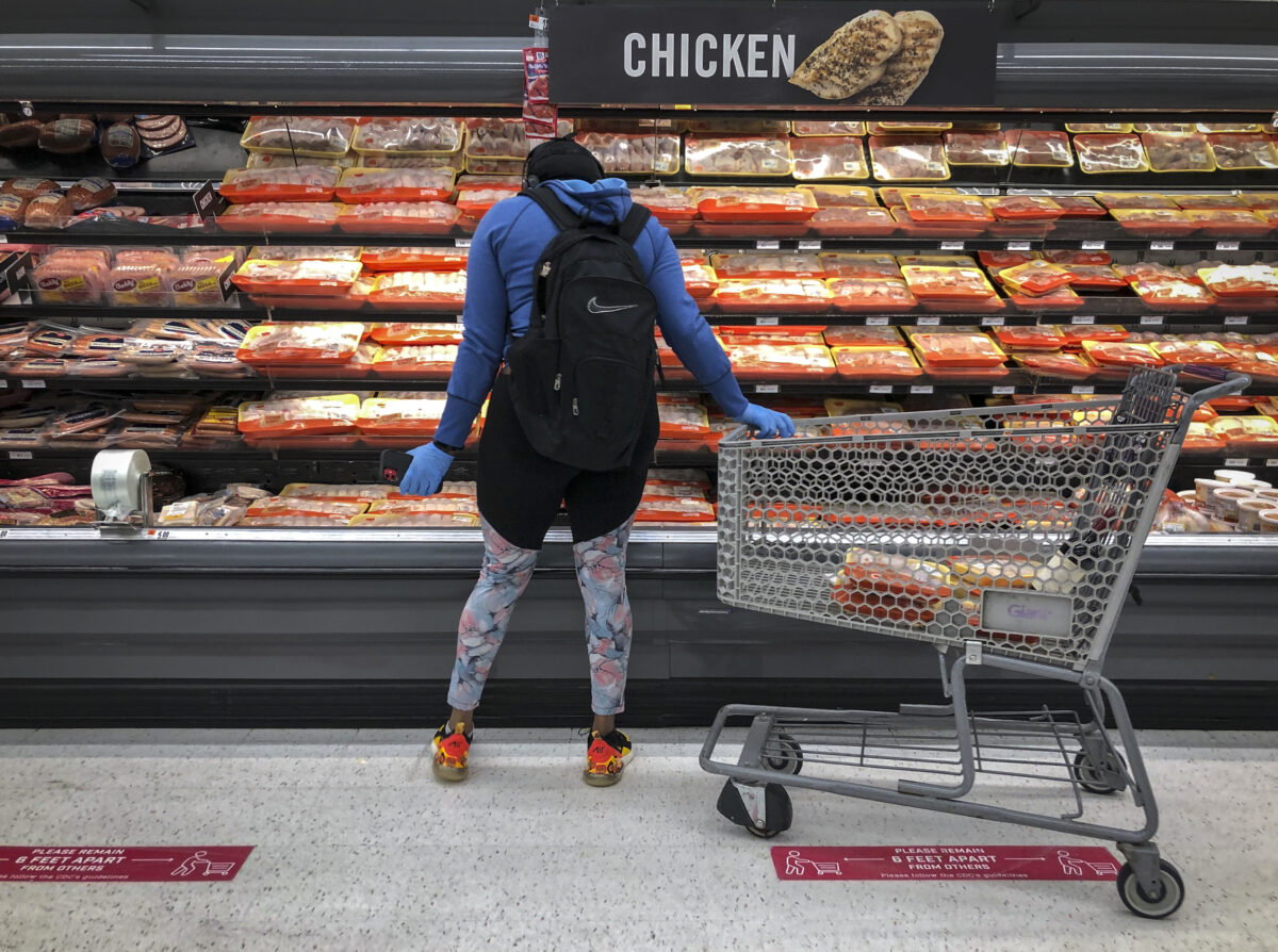 Một người phụ nữ mua hàng tại quầy thịt gà và thịt tại một cửa hàng tạp hóa ở Washington, vào ngày 28 tháng 4 năm 2020. (Ảnh Drew Angerer / Getty Images)