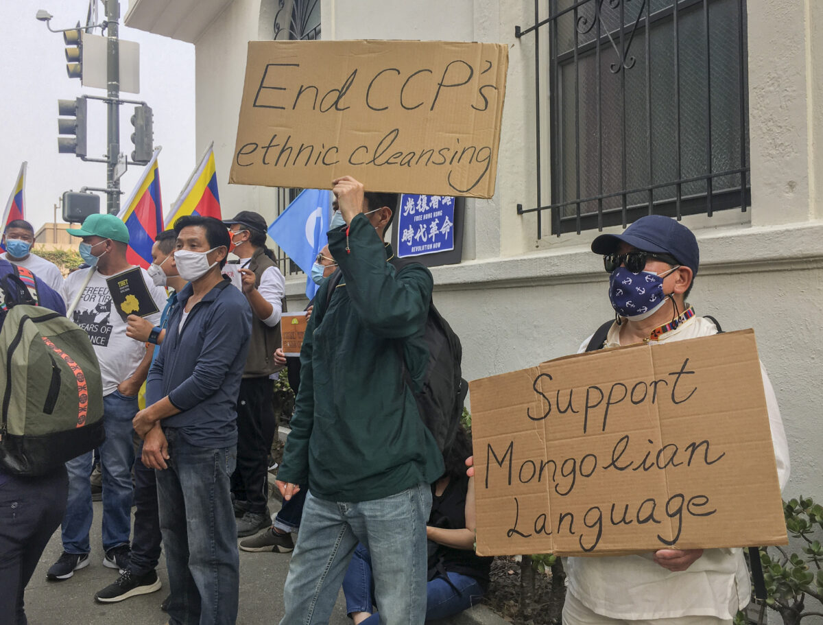Mọi người cầm bảng hiệu tại Lãnh sự quán Trung Quốc ở San Francisco vào ngày 1/10/2020, để phản đối cuộc bức hại người thiểu số của ĐCSTQ. (Ảnh Ilene Eng/ The Epoch Times)